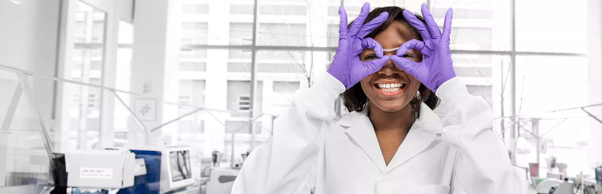 Wissenschaftlerin formt Brille mit den Händen