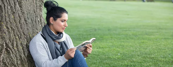 Lesende Frau im Park